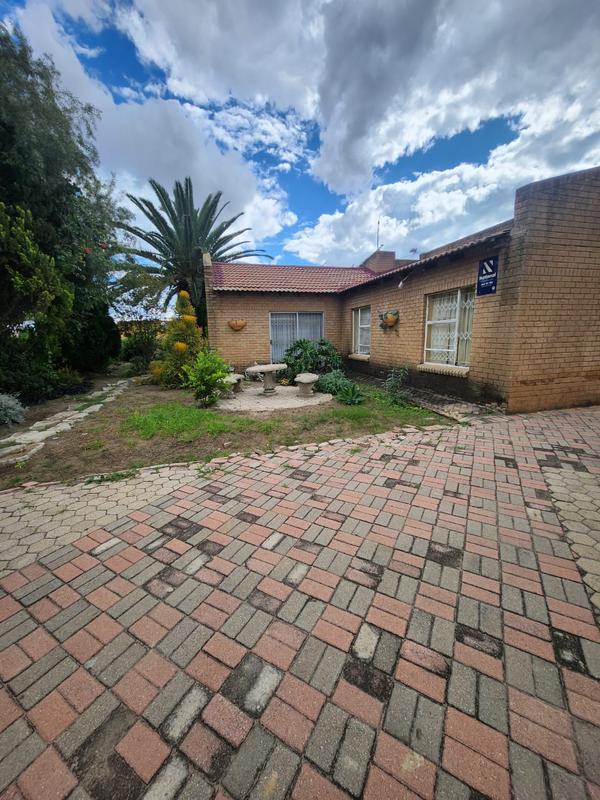10 Bedroom Property for Sale in Montshioa North West